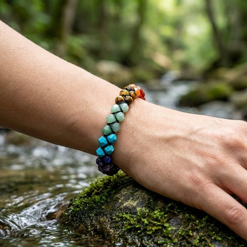 Chakra Natursteinarmband getragen bei Meditation oder Yoga inspiriertem Lifestyle mit harmonischen Farben und Gravur Möglichkeit