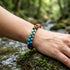 Chakra Natursteinarmband getragen bei Meditation oder Yoga inspiriertem Lifestyle mit harmonischen Farben und Gravur Möglichkeit