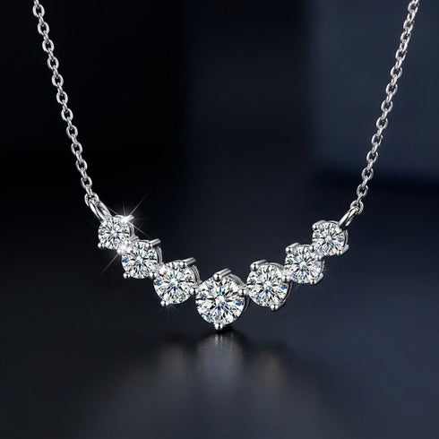 UNIQAL CLARA hochwertige Diamant-Alternative mit sieben Moissaniten, präziser Krappenfassung und außergewöhnlicher Facettenbrillanz.