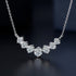 UNIQAL CLARA hochwertige Diamant-Alternative mit sieben Moissaniten, präziser Krappenfassung und außergewöhnlicher Facettenbrillanz.