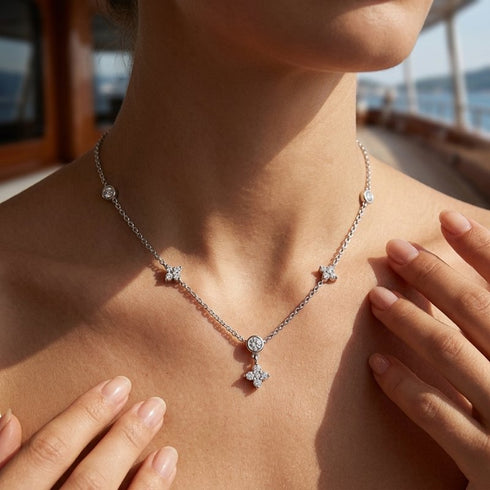 UNIQAL VELVET BLOSSOM Clover Halskette mit brillantem Moissanit Stein im High Jewelry Stil