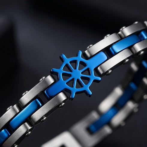UNIQAL CORSO BLAU Steuerrad Armband aus 316L Edelstahl – Detailansicht des blauen maritimen Steuerrads mit Hämatit-Akzenten