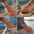 UNIQAL CORSO BLAU Steuerrad Armband in verschiedenen Lifestyle-Aufnahmen am Handgelenk in maritimer Umgebung