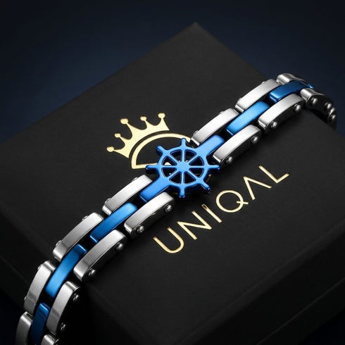 UNIQAL CORSO BLAU Unisex Armband aus Edelstahl und Hämatit auf einer UNIQAL Schmuckbox mit blauem Steuerrad