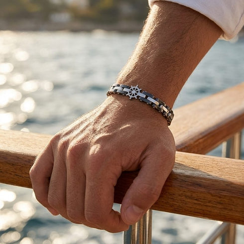 UNIQAL CORSO SILBER maritimes Edelstahl Armband am Handgelenk auf einer Yacht mit Steuerrad-Motiv