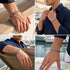 UNIQAL CORSO SILBER Unisex Armband als maritime Collage mit eleganten Handgelenk-Aufnahmen am Wasser