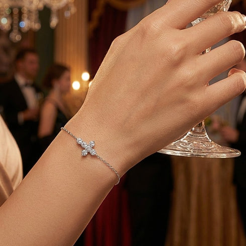 CRISTELLA Moissanit Armschmuck getragen bei festlichem Anlass, glänzendes Schmuckdesign aus Sterling Silber mit brillanter Steinoptik