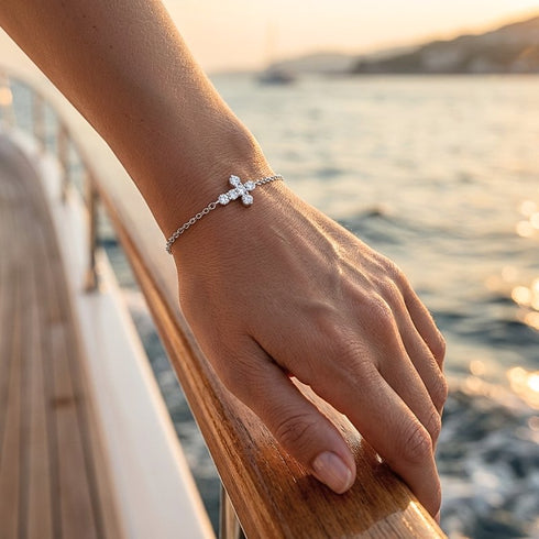 CRISTELLA filigranes Moissanit Armband am Handgelenk vor Küstenpanorama, funkelnder Silberschmuck für sommerliche Eleganz