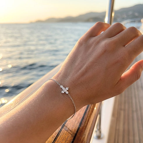 CRISTELLA Damenarmband mit Moissanit im warmen Tageslicht getragen, funkelnde Edelsteine aus 925 Silber sorgen für elegante Ausstrahlung