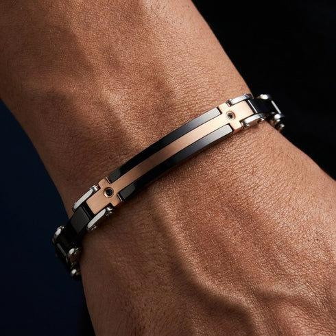 UNIQAL CROCE modernes Unisex Armband mit eleganter Silhouette und hochwertiger Verarbeitung am Handgelenk in zeitloser Schmuckästhetik