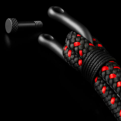 Detailaufnahme UNIQAL DELMARE Segeltauarmband mit mattschwarzem Schäkel – ideal für persönliche Gravur und Geschenkidee