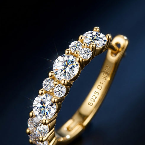UNIQAL DIAMORA GOLD Makroansicht mit funkelnden Moissaniten, goldenen Krappen und brillantem Lichtspiel auf dunklem Hintergrund