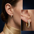UNIQAL DIAMORA GOLD am Ohr getragen mit edlem Glanz und femininem Styling für elegante Anlässe