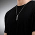 Herren Halskette im modernen Military Look aus poliertem Stahl mit markantem Anhänger, ideal für Streetwear Outfits und personalisierte Botschaften.