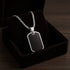 Eleganter Stahlanhänger in Silber-Schwarz mit glatter Oberfläche für Gravuren, präsentiert in edler Geschenkbox als stilvolles Präsent für Männer.