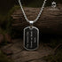 Dog Tag Halskette aus Edelstahl mit emotionaler Gravur „Für meinen Fels – Immer an deiner Seite“, fotografiert im natürlichen Outdoor Look, hochwertiger Männerschmuck von Uniqal.