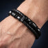 UNIQAL DOUBLE LAYER BLACK am Handgelenk – zweireihiges schwarzes Lederarmband mit markanten Metallelementen