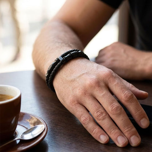 UNIQAL DOUBLE LAYER BLACK – zweireihiges schwarzes Lederarmband mit Edelstahl-Details am Handgelenk getragen.