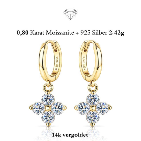 ÉCLAT 14K GOLD Moissanit-Ohrringe von UNIQAL aus 925 Silber mit 14K-Vergoldung und vierblättrigen Anhängern, auf weißem Hintergrund