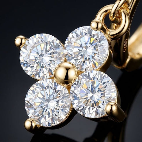 Makroaufnahme der UNIQAL ÉCLAT 14K GOLD Moissanit-Ohrringe mit facettierten Rundsteinen und goldfarbenen Krappen