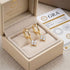 ÉCLAT 14K GOLD Moissanit-Ohrringe von UNIQAL in einer cremefarbenen Geschenkverpackung mit sichtbaren Zertifikatsunterlagen