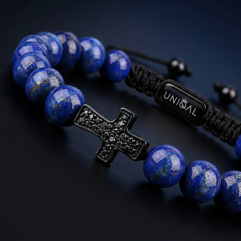 Detailaufnahme eines hochwertigen Natursteinarmbands mit tiefblauen Lapislazuli-Perlen und Kreuzsymbol