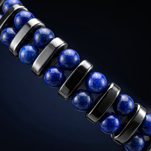 Makroaufnahme der charakteristischen Lapislazuli-Perlen mit feinen goldenen Einschlüssen und modernem Metallbesatz