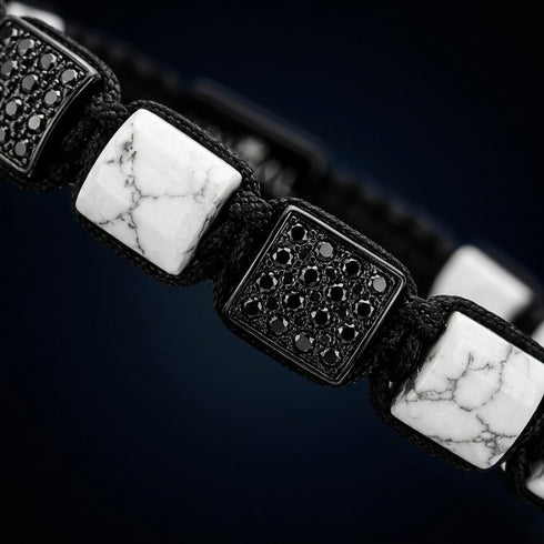 Makroansicht des UNIQAL Armbands mit weißem Howlith und schwarzen Zirkonia-Elementen