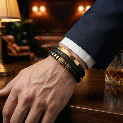Modernes Lederarmband in Schwarz Gold von Uniqal, starke Verbindung von Stil und Aussage