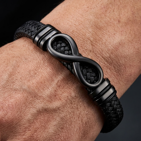 Uniqal ENDLESS BLACK Herrenarmband am Handgelenk – elegantes schwarzes Armband mit Infinity-Zeichen für stilbewusste Männer.