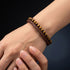 Uniqal EYE OF THE TIGER Armband für Damen – stilvolle Kombination aus goldbraunen Tigerauge-Perlen und braunem Flechtleder für Freizeit und Alltag