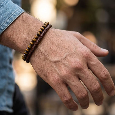 Uniqal EYE OF THE TIGER Armband mit Gravur – persönliches Geschenk für Männer mit Tigerauge-Perlen und stilvollem braunem Flechtleder
