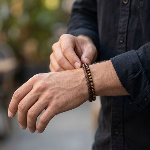 Uniqal EYE OF THE TIGER Armband für Männer – elegantes Herrenaccessoire mit goldbraunen Tigerauge-Perlen und geflochtenem Leder