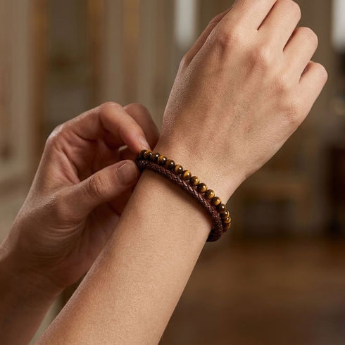 Uniqal EYE OF THE TIGER Lederarmband am Handgelenk – braunes Flechtarmband mit glänzenden Tigerauge-Perlen und warmer, stilvoller Optik