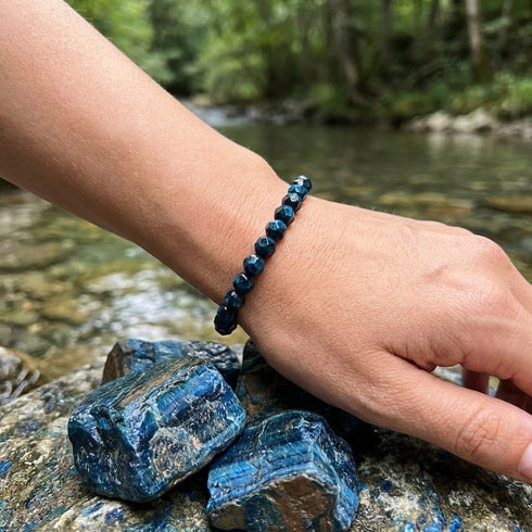 Facettiertes Falkenauge Armband in Bewegung getragen mit schimmernden Reflexen und dezent gravierbarem Metallelement