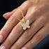 FARFALLA 14K GOLD Moissanit-Anhänger von UNIQAL auf einer Hand, mit filigraner Flügelform und feinem Steinbesatz.
