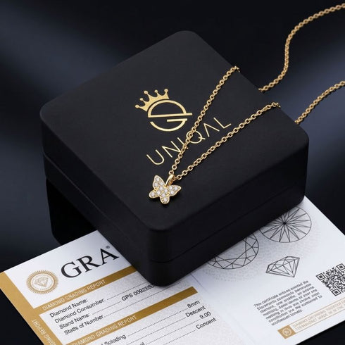 UNIQAL FARFALLA 14K GOLD Moissanit-Halskette aus 14K-vergoldetem 925 Silber auf einer schwarzen UNIQAL Geschenkbox mit GRA-Zertifikat.