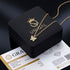 UNIQAL FARFALLA 14K GOLD Moissanit-Halskette aus 14K-vergoldetem 925 Silber auf einer schwarzen UNIQAL Geschenkbox mit GRA-Zertifikat.