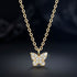 UNIQAL FARFALLA 14K GOLD Moissanit-Kette mit geschwungenen Schmetterlingsflügeln und warmem Goldglanz auf dunklem Hintergrund.