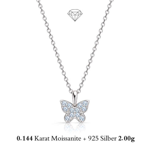 FARFALLA von UNIQAL: Schmetterlingskette aus 925 Silber mit Moissanit auf weißem Hintergrund – eine zarte Geschenkidee.