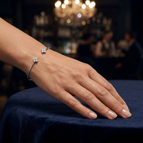UNIQAL FELICIA Damenarmreif aus 925 Sterling Silber stilvoll getragen im eleganten Alltagslook.
