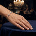 UNIQAL FELICIA Damenarmreif aus 925 Sterling Silber stilvoll getragen im eleganten Alltagslook.