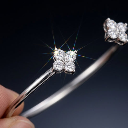 Nahaufnahme des strahlenden Moissanit-Kleeblatts am UNIQAL FELICIA Armreif aus Sterling Silber.