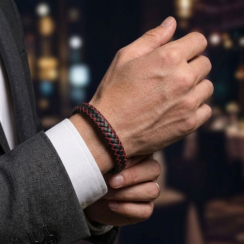 Uniqal FIRE Armband am Handgelenk – elegantes schwarz-rotes Herrenarmband für Business, Abendveranstaltungen und einen stilvollen Auftritt.