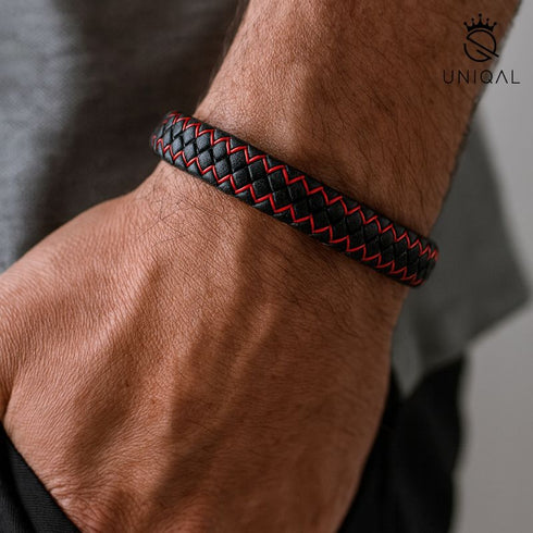 Uniqal FIRE Herrenarmband am Handgelenk – feurig rotes Echtleder-Accessoire, das Kraft, Leidenschaft und Energie wie pulsierendes Blut verkörpert.