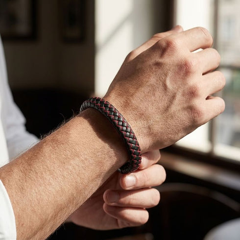 Uniqal FIRE Armband am Handgelenk – schwarzes geflochtenes Herrenarmband mit roten Akzenten für einen stilvollen und modernen Lifestyle.