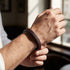 Uniqal FIRE Armband am Handgelenk – schwarzes geflochtenes Herrenarmband mit roten Akzenten für einen stilvollen und modernen Lifestyle.
