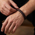 Uniqal FIRE Armband mit personalisierter Gravur – individuelles Herrenarmband in Schwarz und Rot für Business, Freizeit und Alltag.
