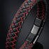 Uniqal FIRE Armband mit Gravur – schwarzes geflochtenes Herrenarmband mit roten Kontrastdetails und glänzendem dunklem Verschluss.