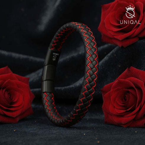 Uniqal FIRE Armband zwischen roten Rosen – Symbol für Liebe, Mut und Emotion. Ideal als Geschenk für Männer oder Frauen mit Charakter.